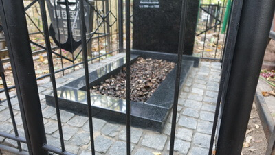 Гранитная брусчатка размером 10см на 10см может закрыть самые небольшие участки могилы